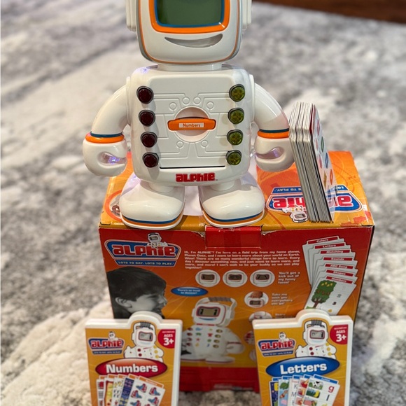 Alphie Interactive Learning Robot - Picture 4 of 6